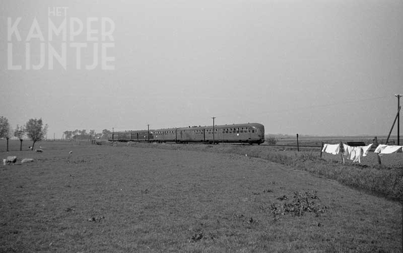 1. Mastenbroek 9 mei 1949; DE-3-147en 149 als militaire trein (Bron: R. Ankersmit)