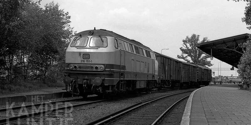 2. Kampen 15 juli 1981, DB 216 151-1 staat met trein 760344 gereed voor vertrek naar Zwolle (foto Rein van Putten)