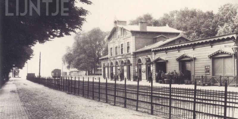 3. Eerste NCS-station omstreeks 1900 met aan de rechterzijde de in 1891 gebouwde houten goederen loods