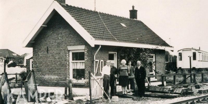 Brugwachter Van Zanten met zijn gezin voor zijn woning bij de Willemsvaartbrug