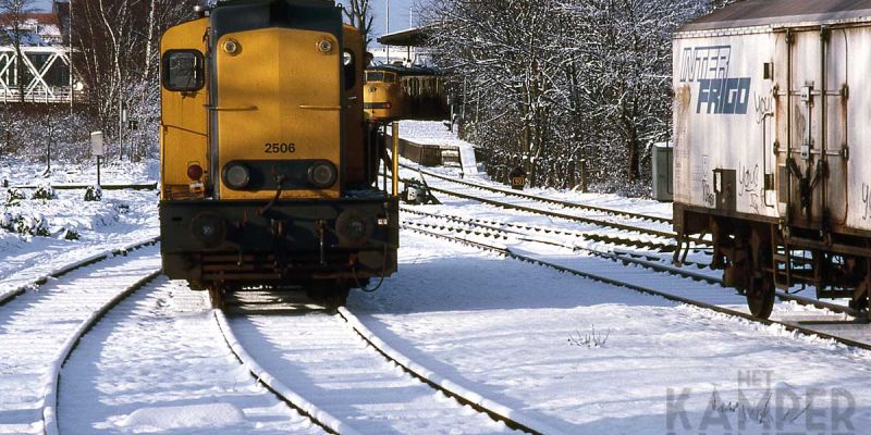Kampen 22 december 1986. NS 2506 met aardappeltrein bij station Kampen (foto L.J. Beumer)
