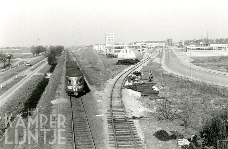 1d. De Blauwe Engel nabij de nieuw aangelegde spoordijk en goederenlijn naar Katwolde 1964 (foto R. Ankersmit)