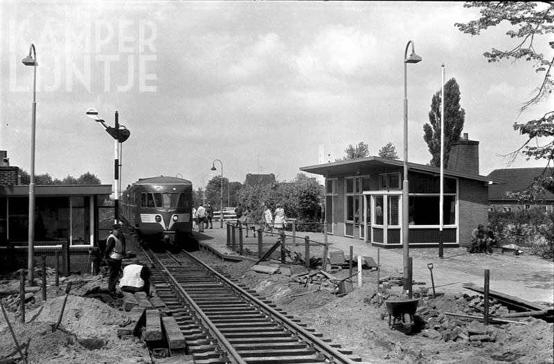 2c. Zwolle Veerallee 22 mei 1969,  DE-2 85 is als trein 8524 uit Kampen komt aan bij halte Veerallee (foto J.G.C. van de Meene)