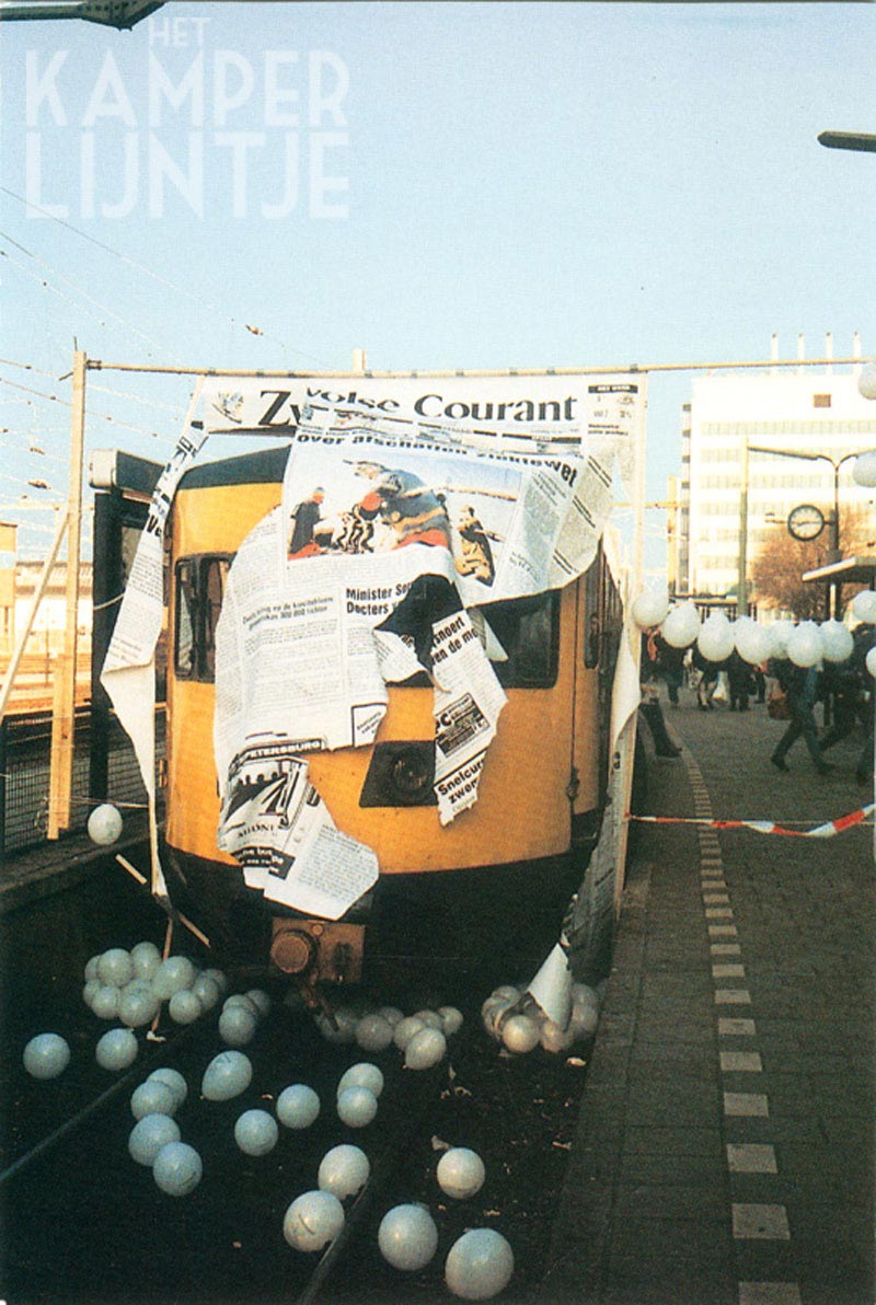 4. De eerste ochtendeditie van de Zwolse Courant werd door het Kampertreintje geopend 15 april 1996