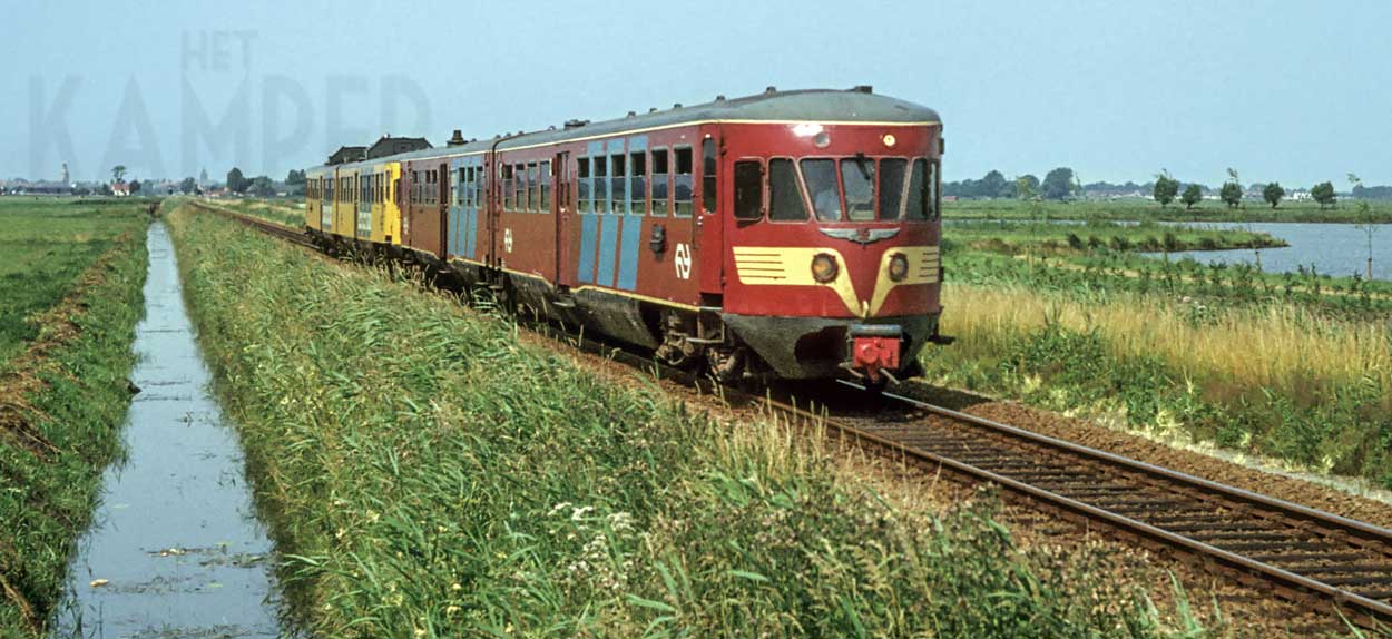 IJsselmuiden Bosjessteeg 11-7-1983, DE2 74 + 167 op weg naar Zwolle (foto Paul van Baarle)