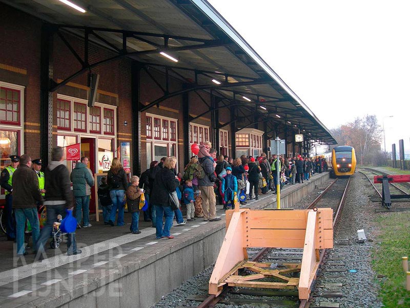 6. Kampen, 17 november 2007, drukte op het Kamper perron, de Pakjesexpress komt binnen gereden