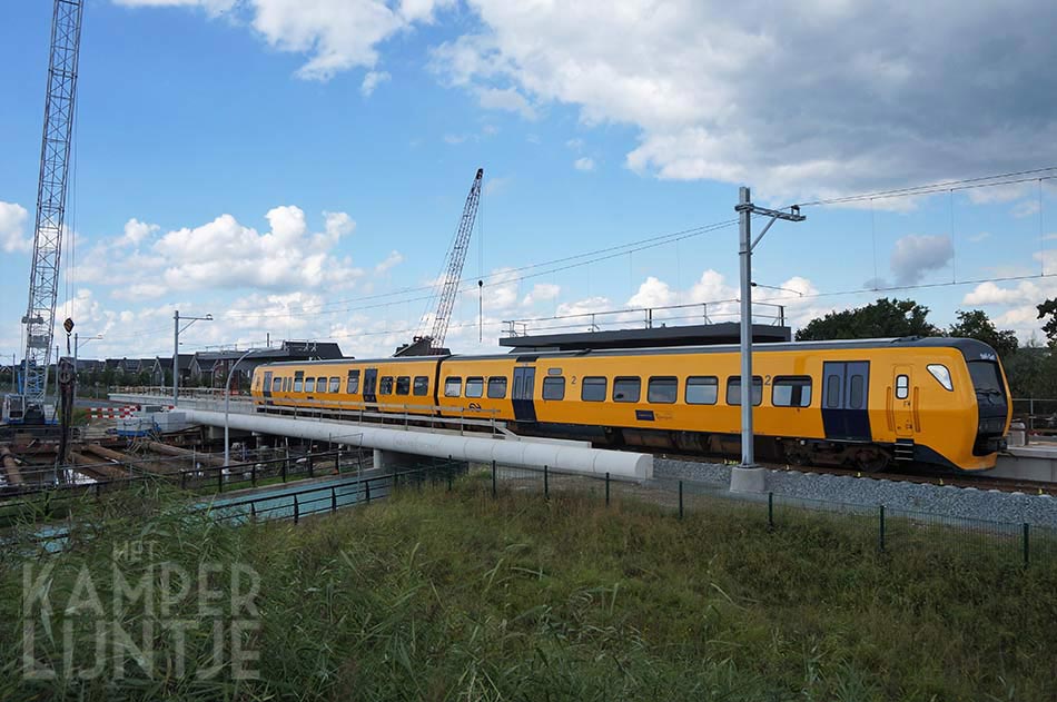 11d. Zwolle Station Stadshagen 3 september 2017, DM’90 3447 bij het nieuwe station (foto Kasper Haar)