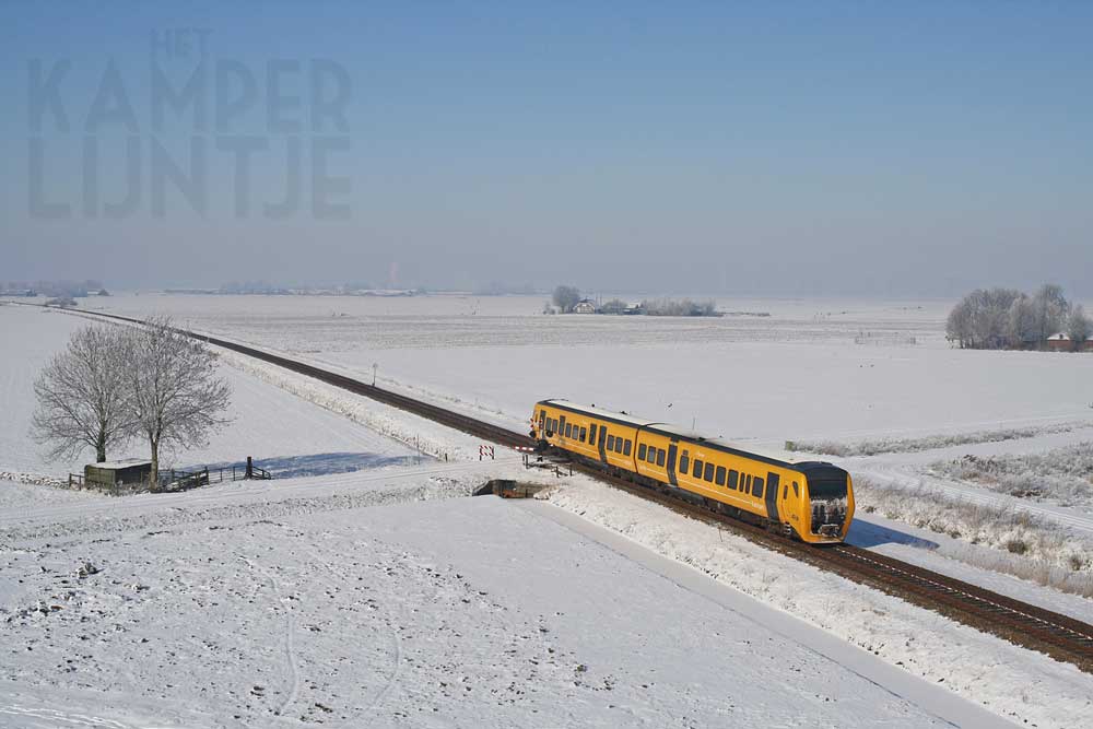  ’s Heerenbroek 4 februari 2012, NS 3403 in een besneeuwd landschap (foto Sytze Holwerda)