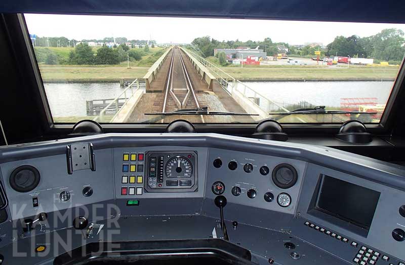 8b. Zwolle 17 juni 2014, uitzicht vanuit cabine op spoorbrug Zwolle IJsselkanaal (foto Henry van de Hoven)