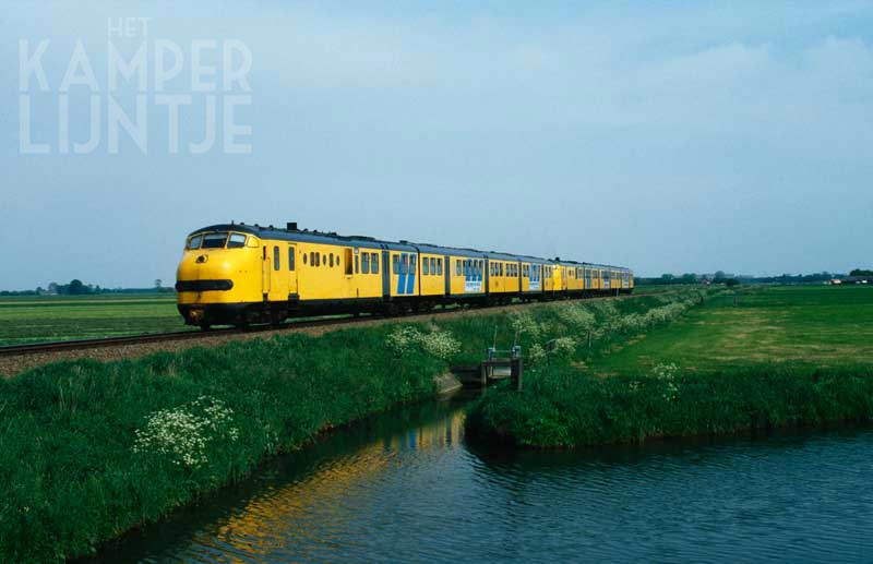 3a. Mastenbroek 11 mei 1998, DE-3 137 (voor) + 121 als trein 8554 richting Kampen (foto J.G.C. van de Meene)