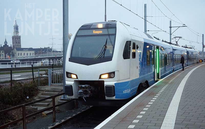 1b. Kampen 10 december 2017, eerste Keolistrein 7301 in Kampen (foto Kasper Haar)