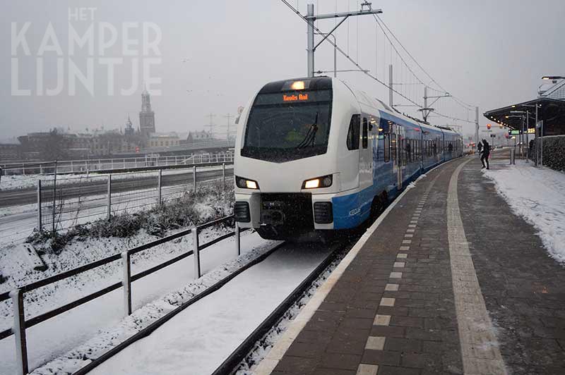 1h. Kampen 10 december 2017, Keolis 7301 in een besneeuwd station Kampen (foto K. Haar)