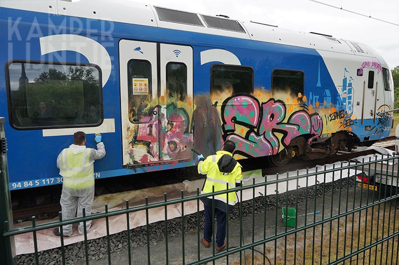 5. Kampen 7 juni 2020, de Keolis 7303 in Kampen besmeurd met graffiti wordt gereinigd (foto K. Haar)