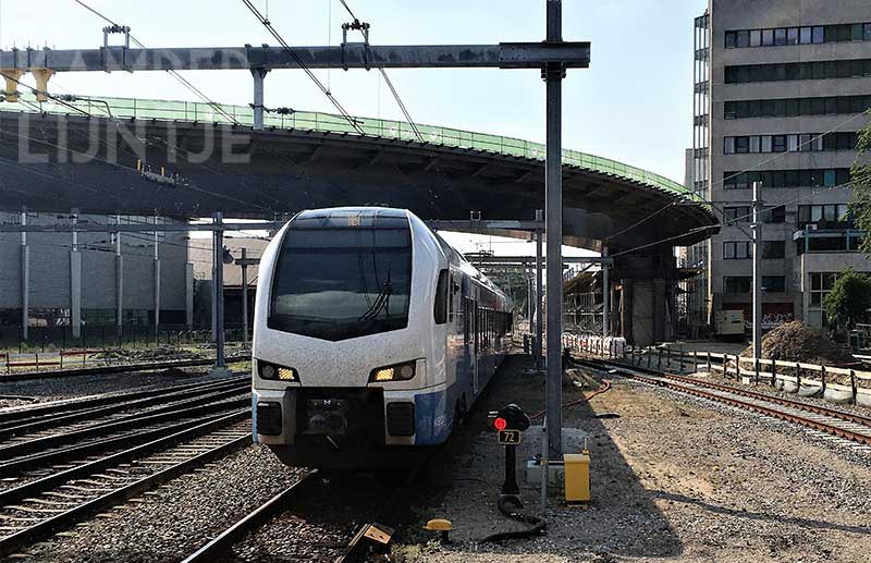 1a. Zwolle 26 mei 2018, Keolis Flirt 7306 uit Kampen onder de week daarvoor geplaatste busbrug (foto Kasper Haar)