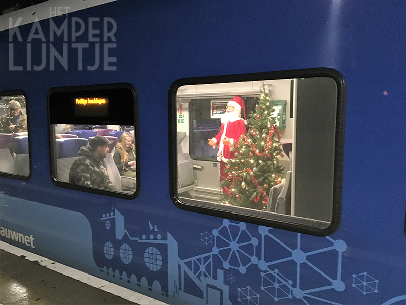 4b. Kampen 22 december 2019, Keolis 7404 in kerstsfeer tijdens Kerst in Oud Kampen (foto Kasper Haar)