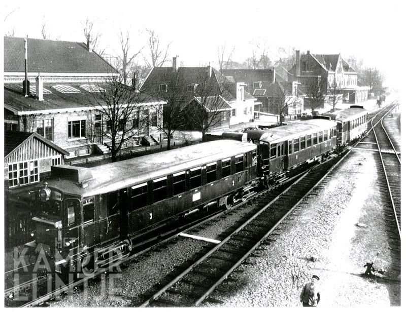 5b. Drie gekoppelde benzinenmotorrijtuigen in Zwolle, circa 1938