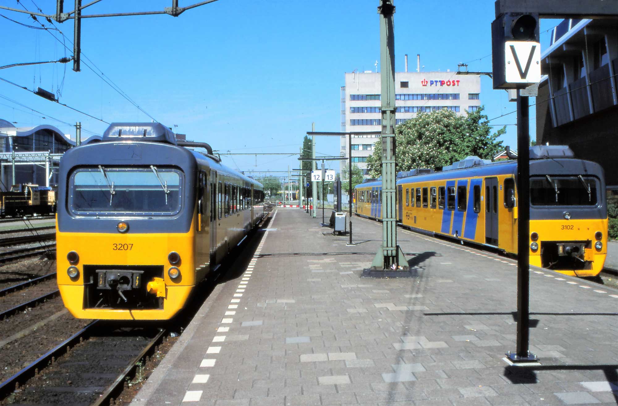 5. Zwolle mei 2000, links Wadloper DH 3207 gereed voor vertrek naar Kampen, rechts als reserve DH 3102 + 3103  (foto Frank van der Moolen).