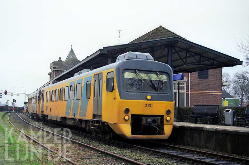 3b. Kampen, DH 3101 + 3102 staan gereed voor vertrek richting Zwolle