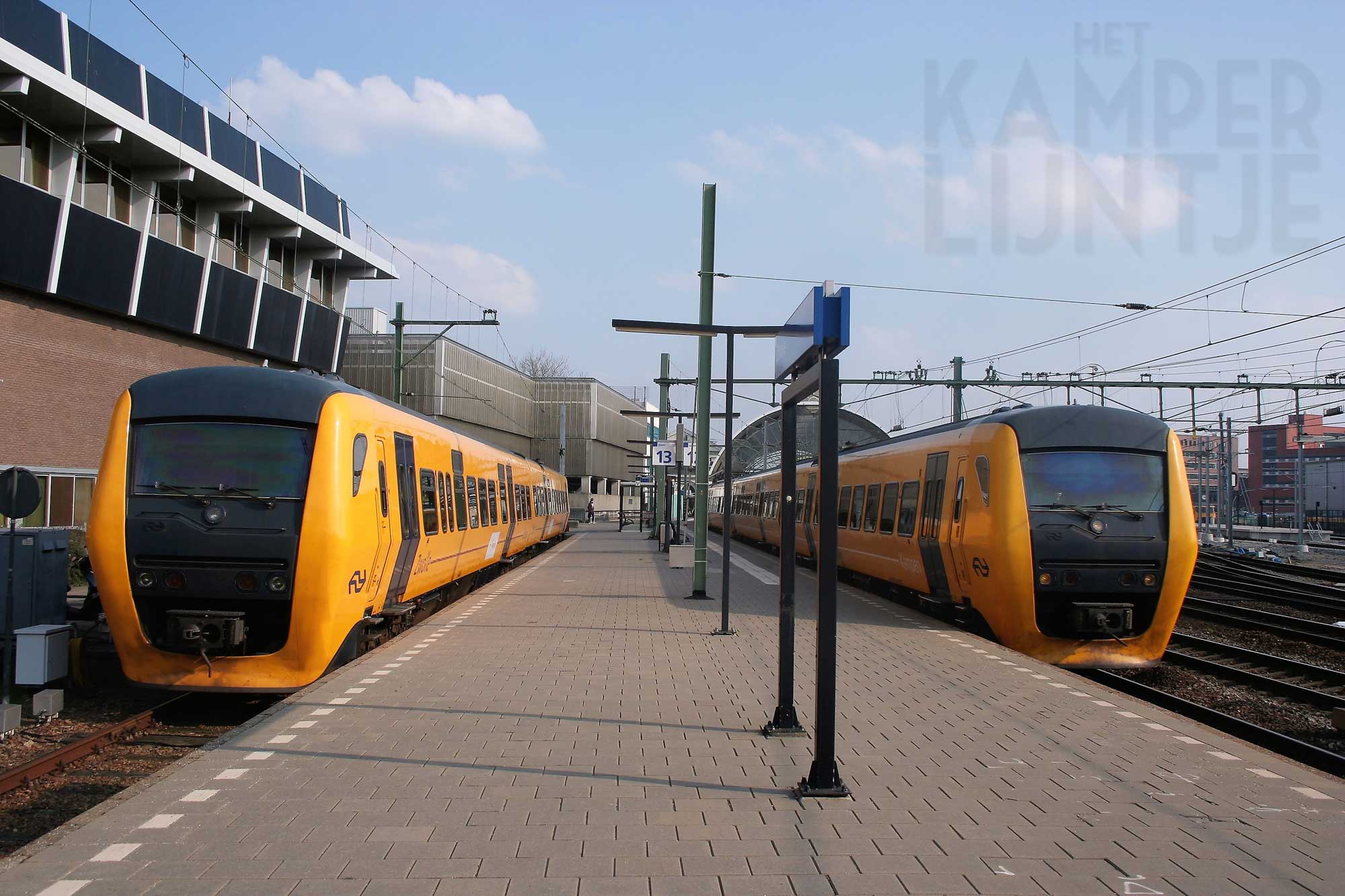9. Zwolle 27 maart 2014, rechts NS 3403 + 3410 en links de opvolger van de  NS 3403 de NS 3449 (foto E. Elenbaas)