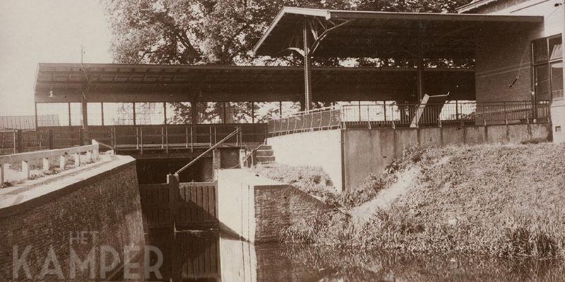 5. Ca. 1930 Schutsluis met Kikkergat, links overweg (coll. K. Haar)