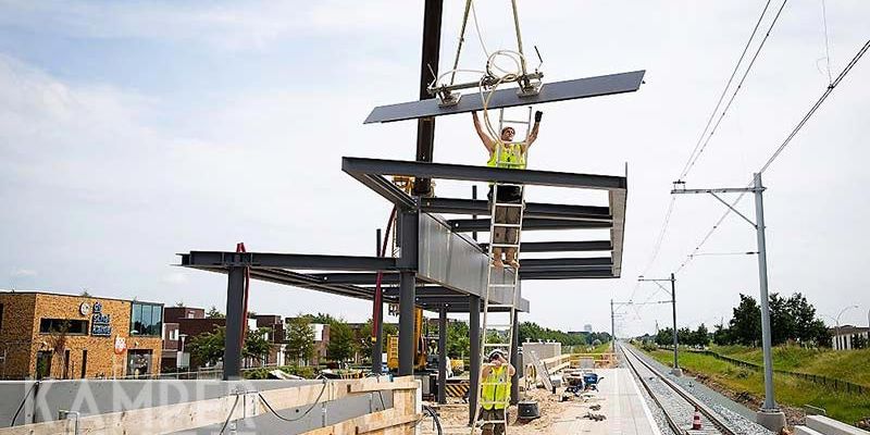 5a. Zwolle 16 augustus 2017, het plaatsen van de eerste stationskap (foto ProRail)