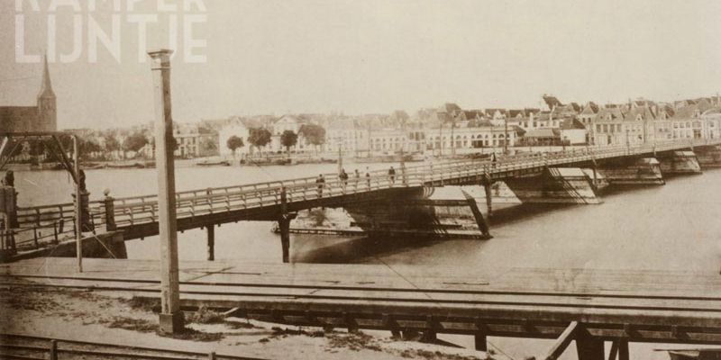 1a. De oude houten stadsbrug met op de voorgrond de spoorsteiger, situatie vóór 1872