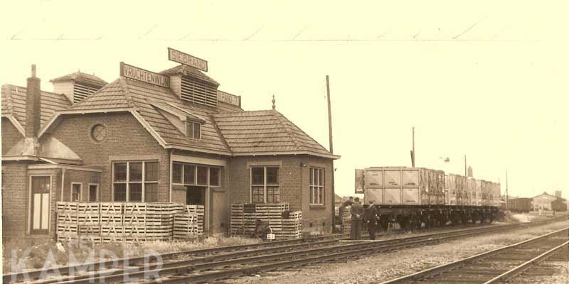 1a. IJsselmuiden ca 1950, dezelfde trein bij voormalige slachterij (coll. J. Bos)