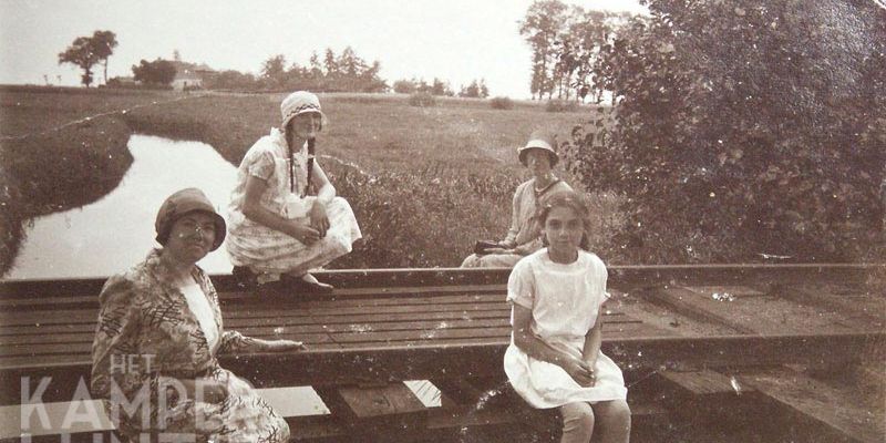 1a. Wandelende dames (onder andere Van der Weerd) rusten uit op de spoorbrug over De Riette