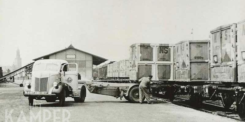 1b. Kampen ca. 1958, lossen van kistwagons langs de losweg op emplacement Kampen (coll. Jan Dul)