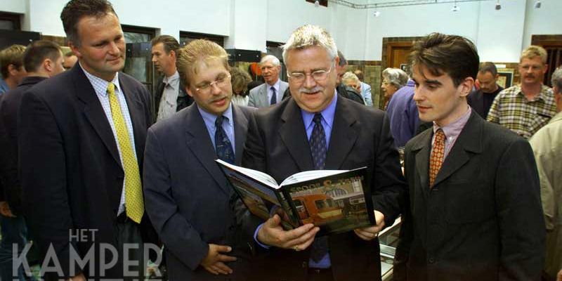 1c. Kampen Frans Walcate Archief 27 mei 2000, presentatie ‘Spoor en Trein, deel 11’, met redactieleden Peter van der Meer en Jurgen Houben (foto Freddy Schinkel)