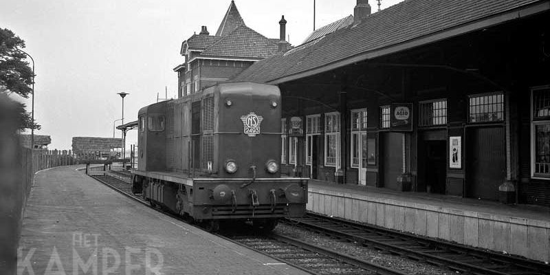 1b. Kampen augustus 1964, NS 2493 op het tweede spoor bij station Kampen (foto Rein van Putten)
