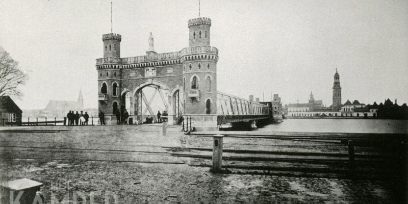1b. De nieuwe stadsbrug met spoorsteiger, situatie na 1874