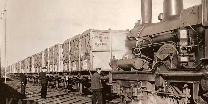 1.       IJsselmuiden ca. 1950, loc. uit 1700 serie met kistwagons bij Siebrand (coll. J. Bos)