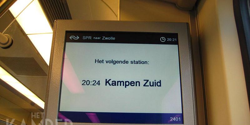1. Informatiescherm met vermelding nadering station Kampen Zuid in Sprinter