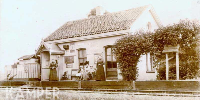 1. Lieze Kampen (links) en Jo Kampen (rechts) voor de nog niet verbouwde halte Mastenbroek