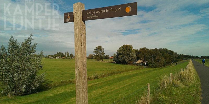 1. Richtingbordje 'Met je voeten in de IJssel' aan de Veecaterdijk bij ’s-Heerenbroek