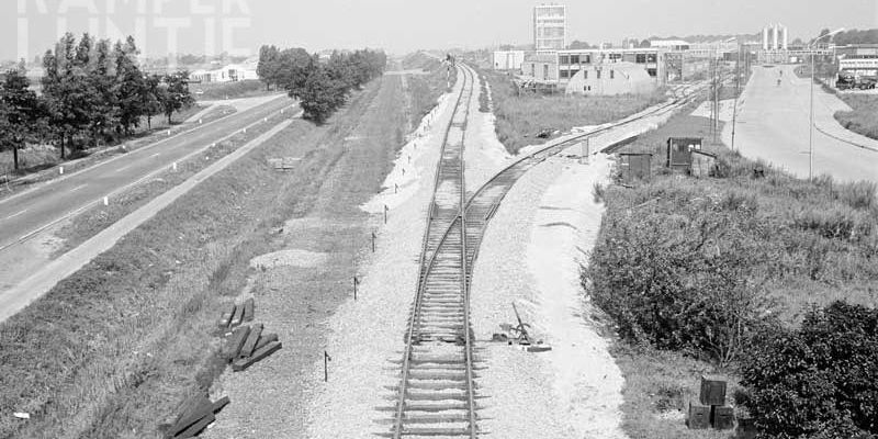 1. Zwolle 25 juli 1964 pas verlegd spoor op spoordijk met rechts goederenspoor Katwolde (foto R. Ankersmit)