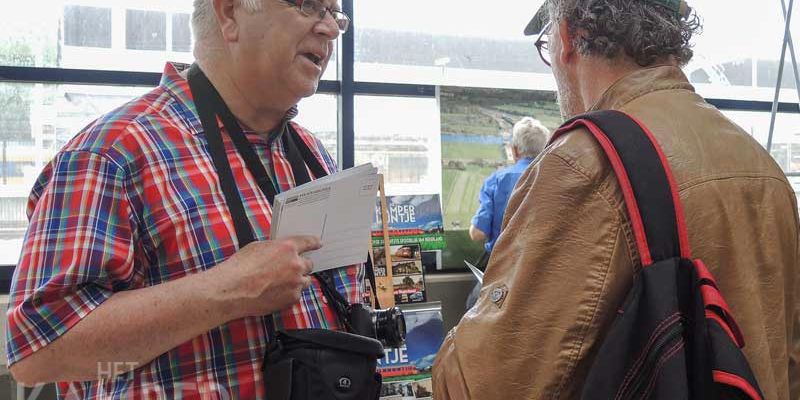 1a. Zwolle 7 juni 2014, Kasper Haar deelt ansichtkaarten uit van het Kamperlijntje op  ‘150 jaar spoor Zwolle’