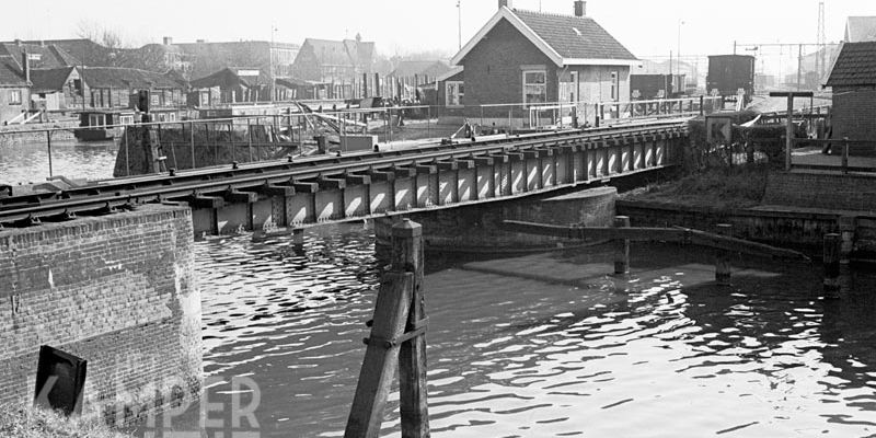 1. Zwolle Veerallee 8 maart 1964, spoorbrug met links toegang tot spoorweghaven (foto R. Ankersmit)
