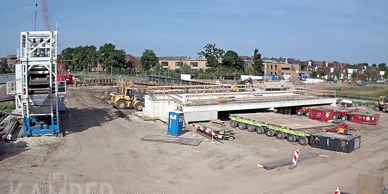 4a. Zwolle Stadshagen 21 juni 2017, de hydraulische wagens worden onder het dek gereden (foto ProRail)