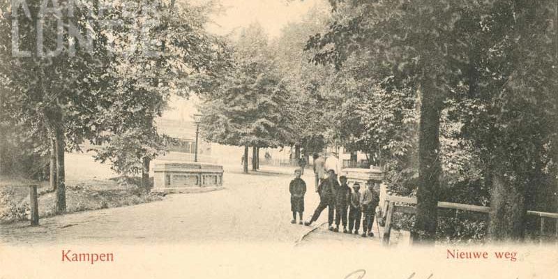 2a. Kampen ca. 1900, voorplein bij het station met op de achtergrond IJsselbrug en Buiten Sociëteit