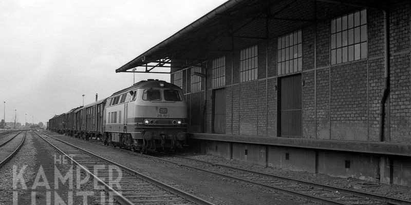 2a. Kampen 15 juli 1981, DB 216 151-1 rangeert trein 760343 voor de van Gend & Loosloods (foto Rein van Putten)