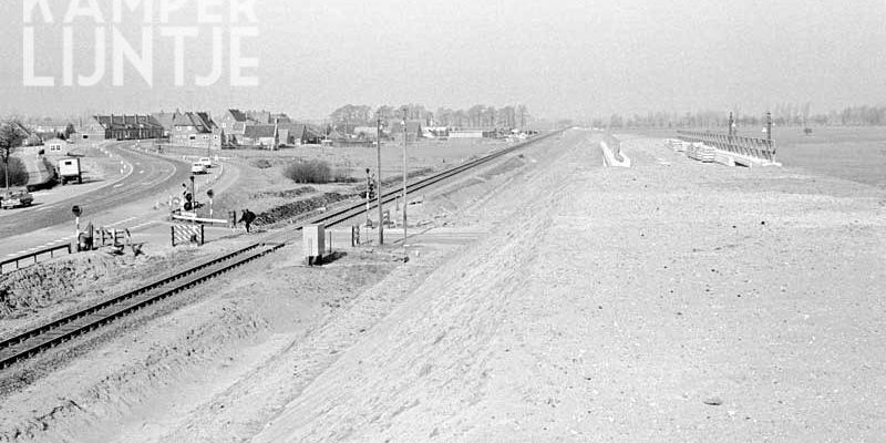 2a. Zwolle 8 maart 1964, nieuwe spoordijk met viaduct en lage spoorlijn, links Westenholte (foto R. Ankersmit)
