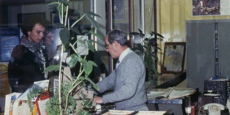 Kampen november 1980, stationsbeambte Kruizinga aan het loket (foto F. de Haan)