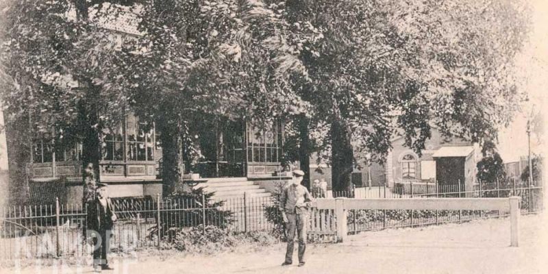 2b. Kampen ca. 1900, Buiten Sociëteit met op achtergrond station