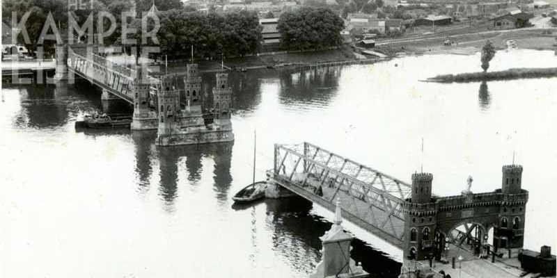 2c. Kampen mei 1940, de opgeblazen delen van de IJsselbrug zijn verwijderd,  rechts naast de brug achter de bomen het station