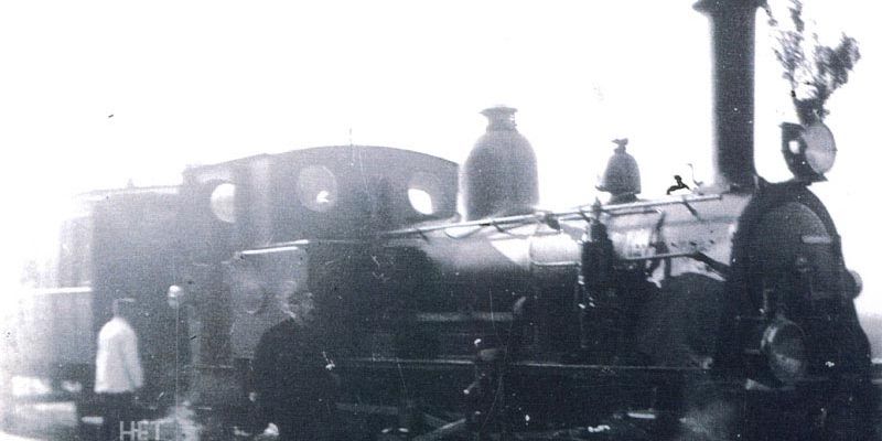 2c. De versierde locomotief HSM 1019 bij de opening van de spoorlijn