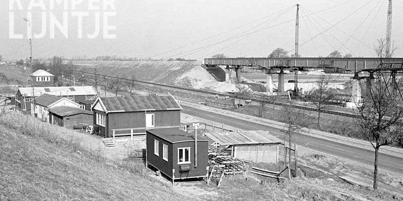 2c. Zwolle 8 maart 1964, bouwplaats met de oude baan en nieuwe spoorbrug (foto R. Ankersmit)