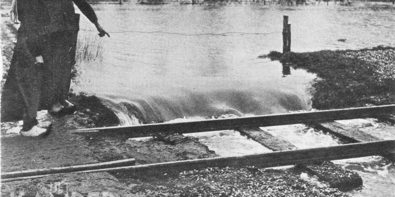 2. De Zande januari 1926, als gevolg van overstroming bij Zalk ondermijnt het water de trambaan