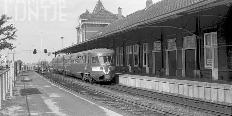 2d. Kampen 20 september 1975, DE-2 69 staat (als trein 8540) klaar voor vertrek naar Zwolle (foto J.G.C. van de Meene)